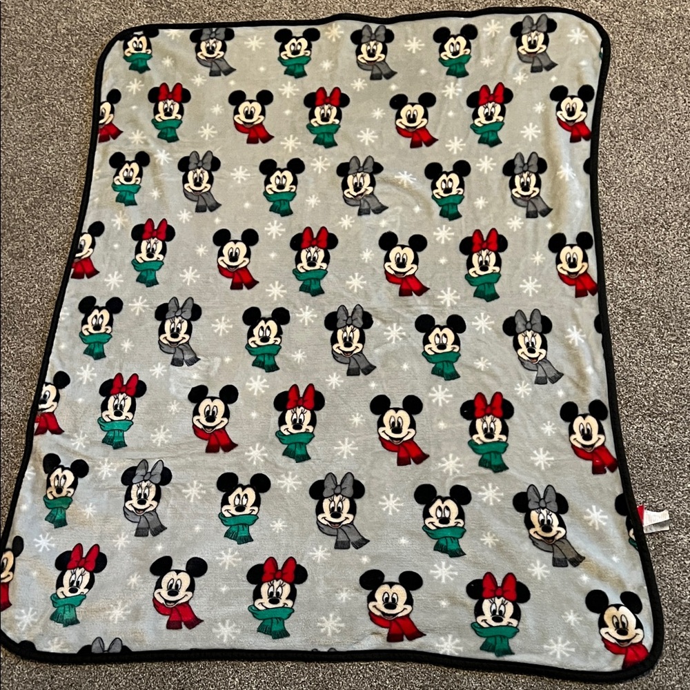 NEW condition super soft Disney Xmas Mickey & Minnie Mouse kid’s plush blanket!